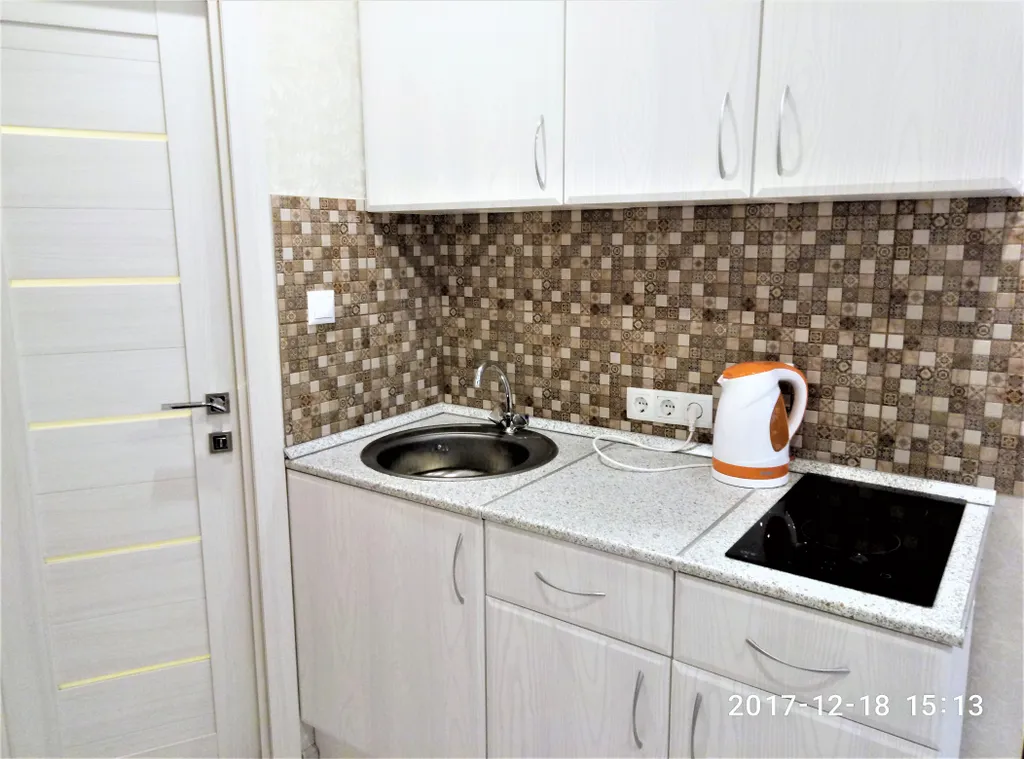 Уютная студия Мегаполис с большими окнами и плотными шторами