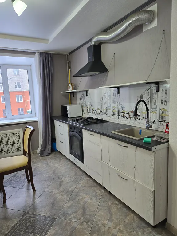 В самом центре города около рынка