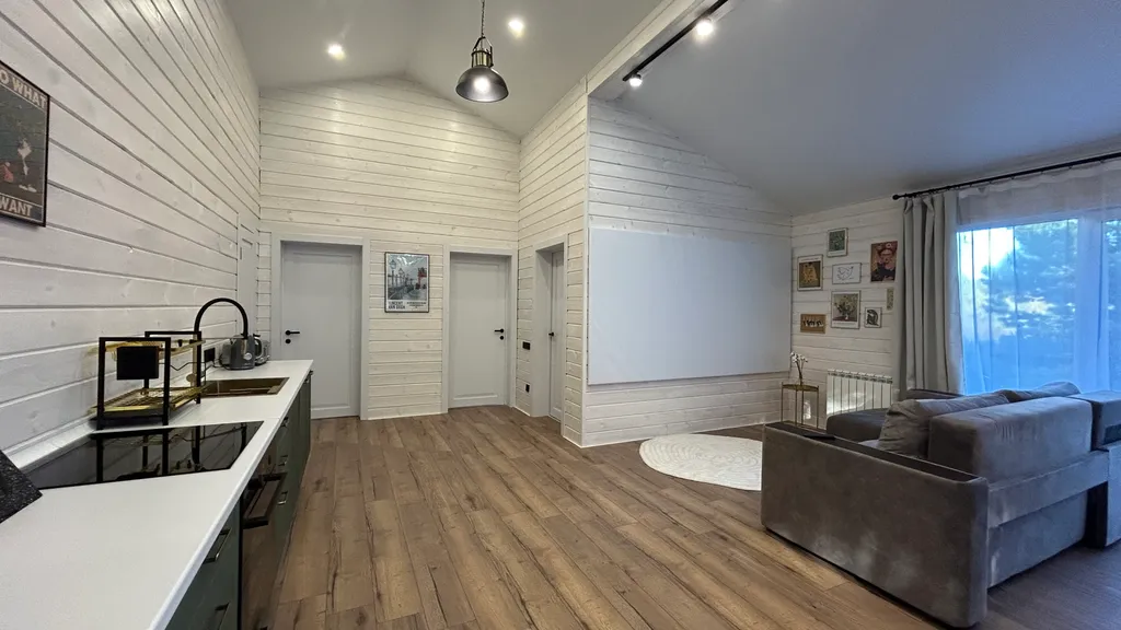 Загородный дом с большой террасой, кострищем и лесом