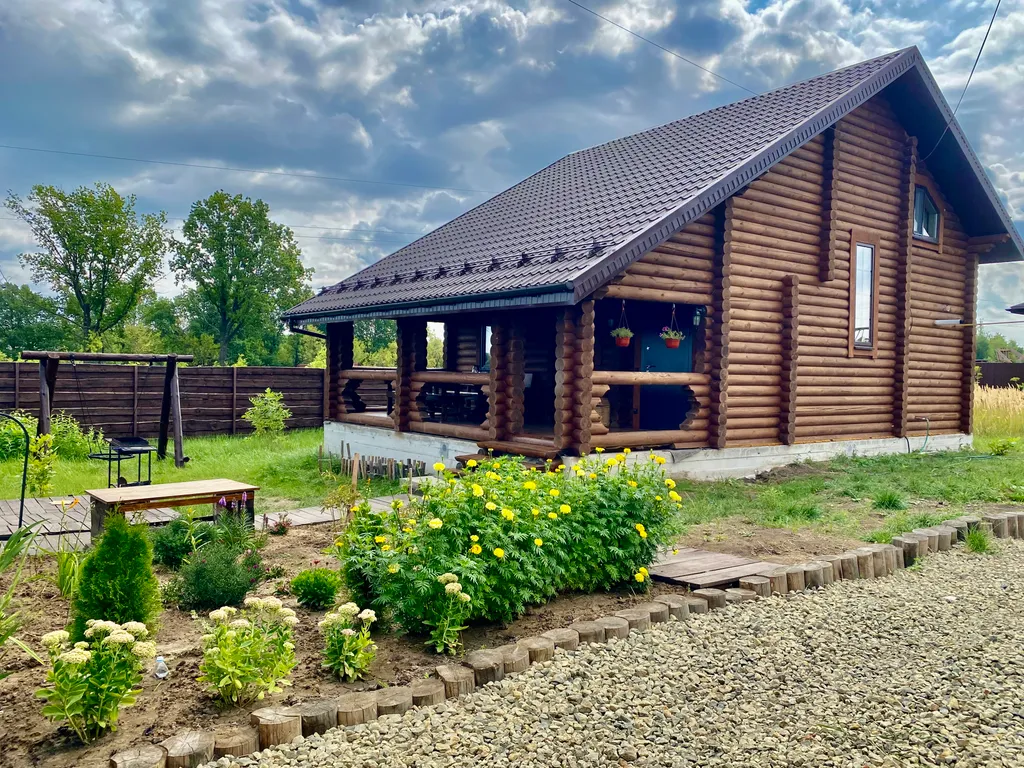 Бревенчатый 2-х этажный коттедж