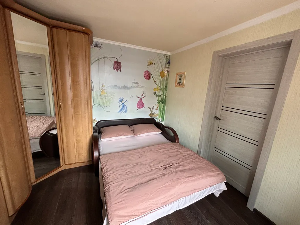 Двухэтажный коттедж на зелёной территории