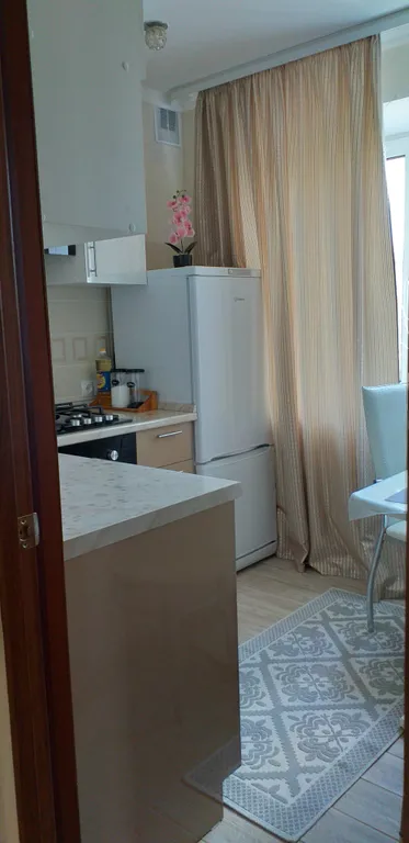 Уютная двухкомнатная квартира в спокойном районе, с кроватью и диваном