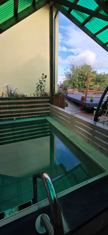 Коттедж с баней и бассейном-купелью в уникальном месте