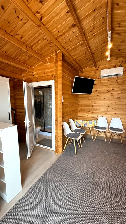 Домик на берегу с видом на море