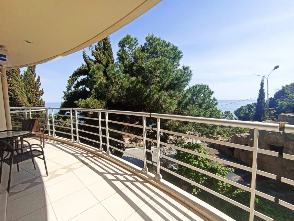 Номер-студия с видом на море на набережной Алушты в отеле Аквапарк