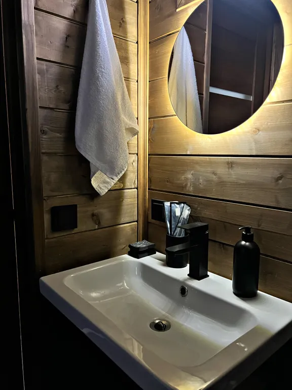 Уютный А-frame коттедж в зеленой части города