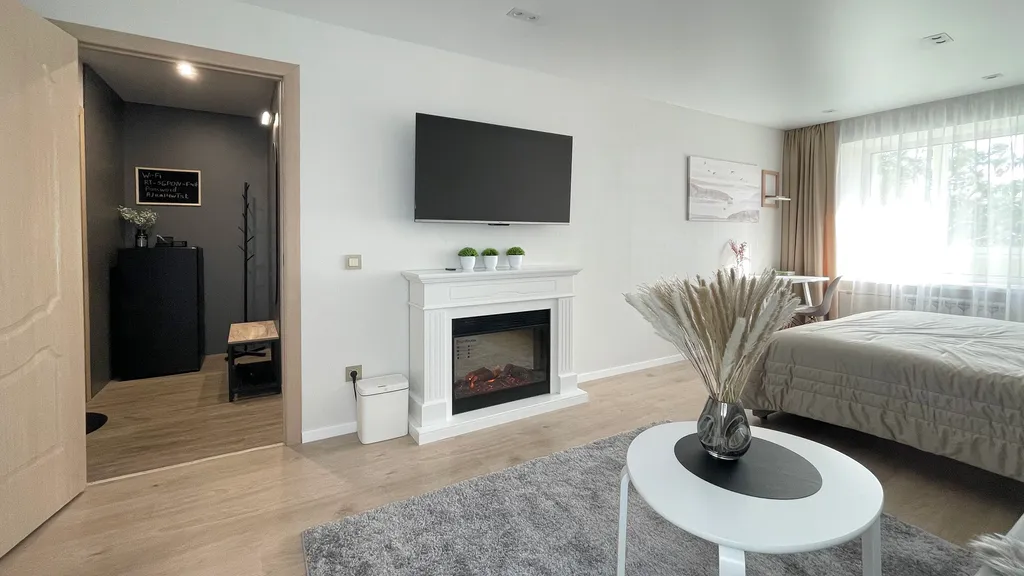 Современная квартира с камином в центре