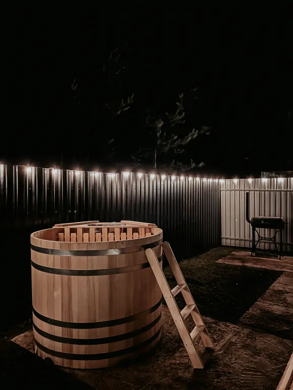 Глэмпинг в сосновом лесу