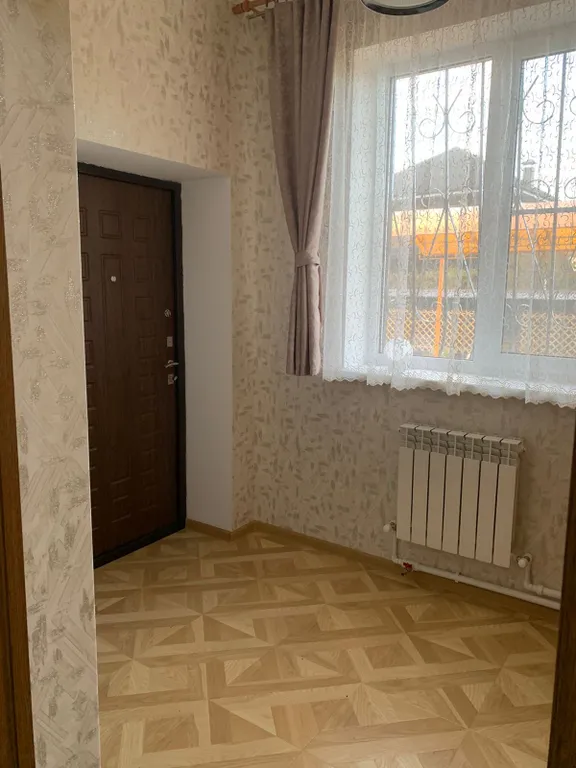 Двухэтажный дом с бассейном, верандой и видом на горы