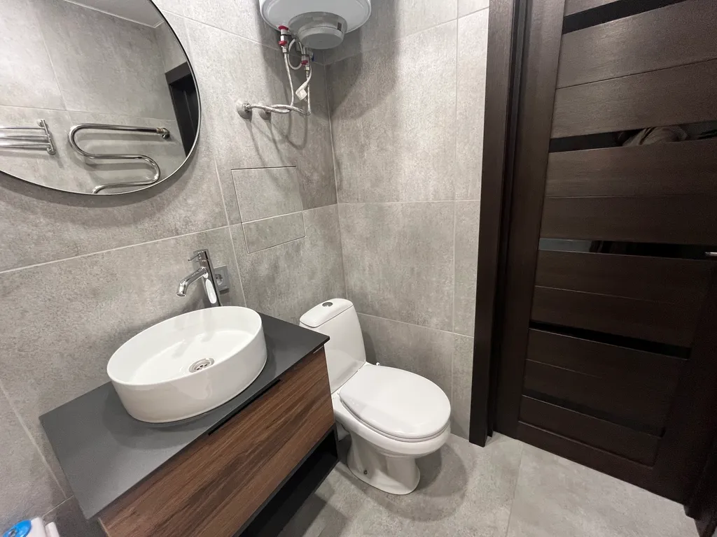 Дизайнерская студия с большим телевизором со смарт-тв