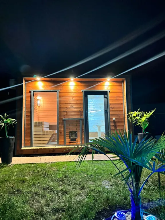 Дом с баней и теплым бассейном