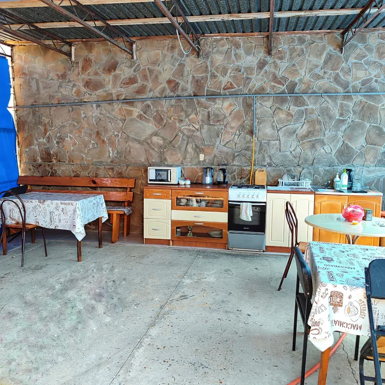 Двухкомнатной номер с удобствами, балконом и большим двором