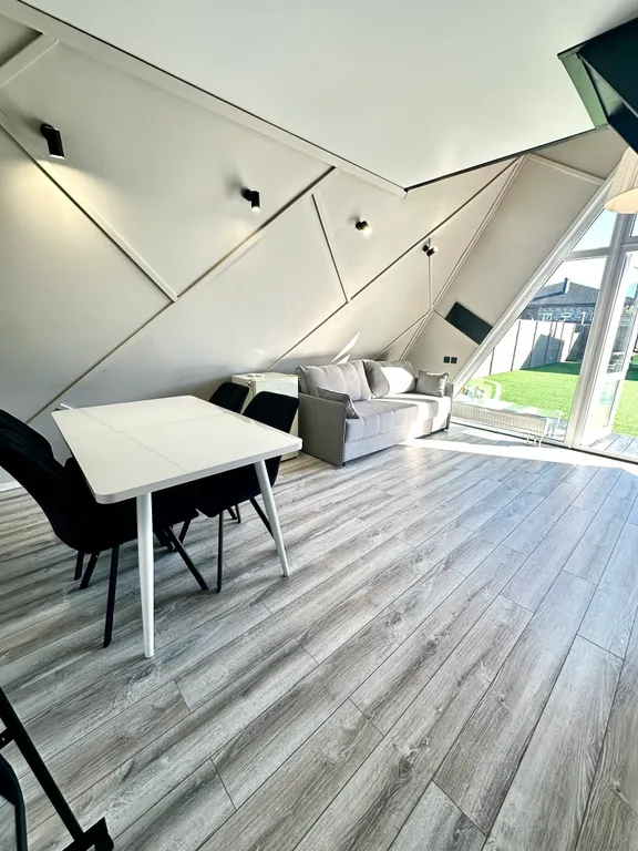 Домик по дороге в горы