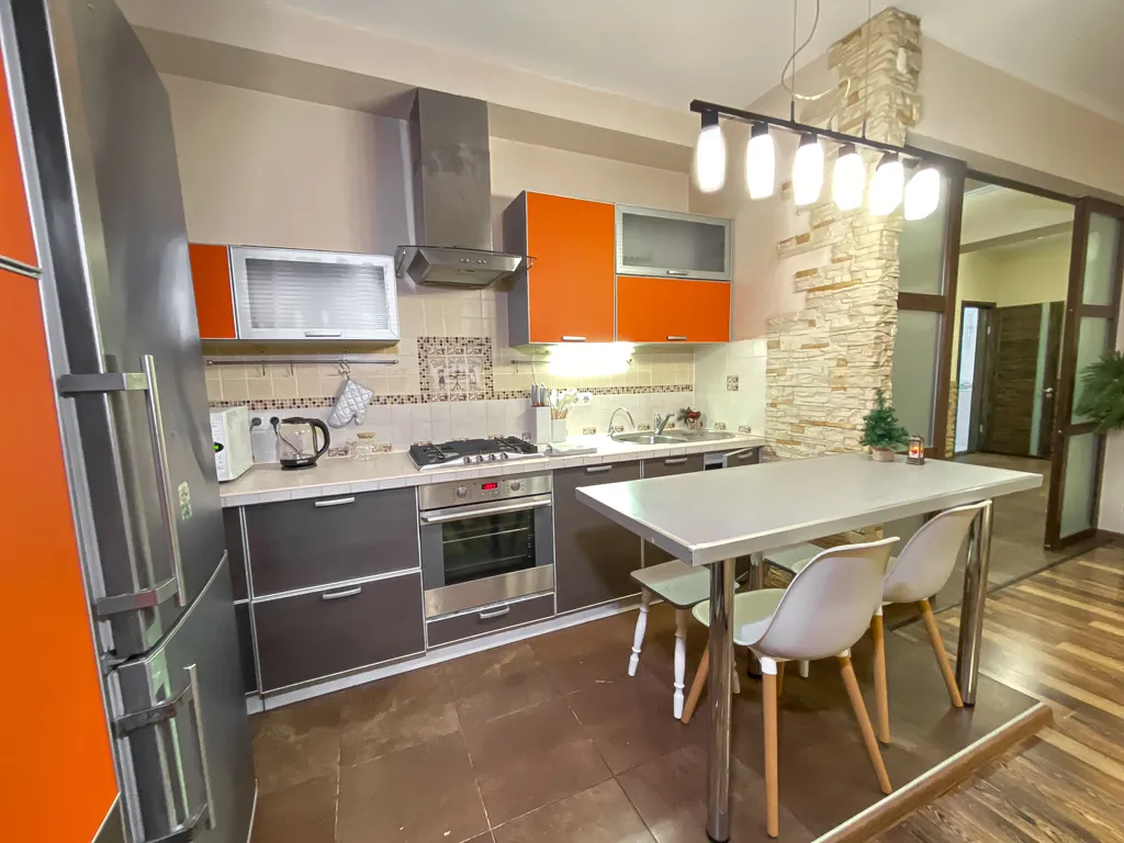 Двухуровневая квартира для большой компании