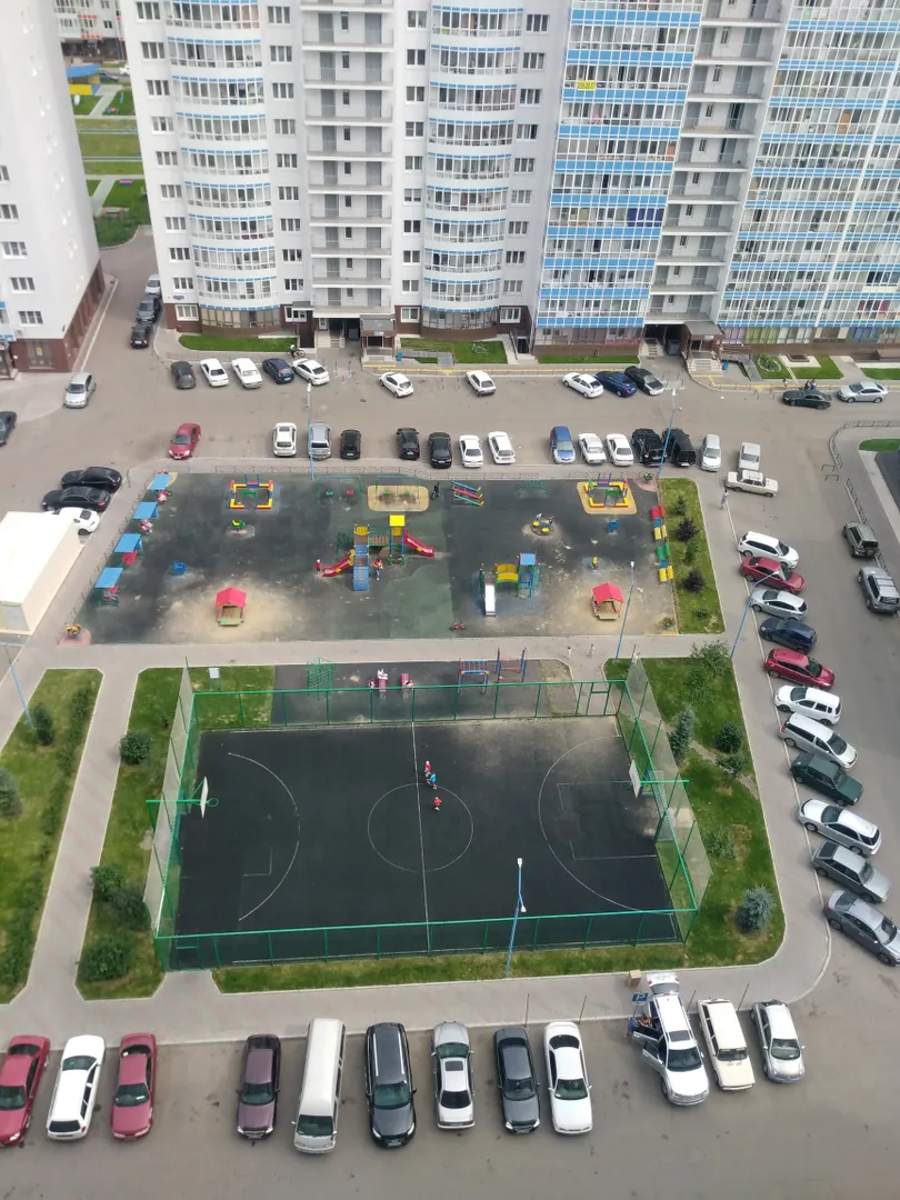 Детская и спортивные площадки во дворе дома