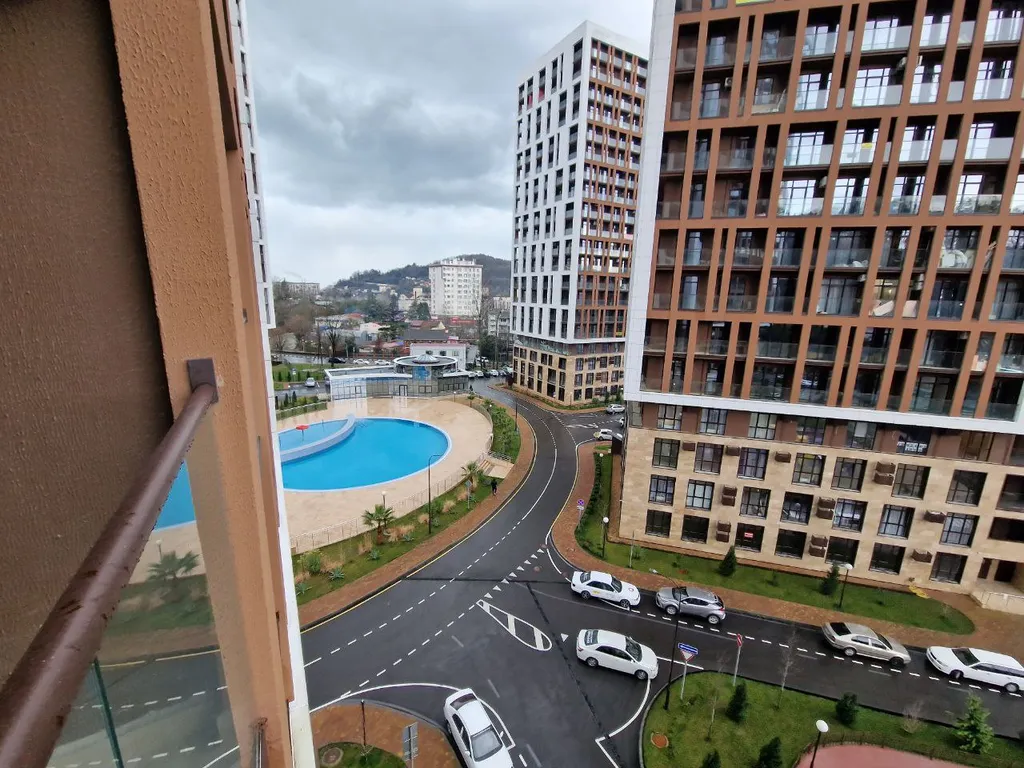 Уютная студия с балконом и видом на бассейн и горы
