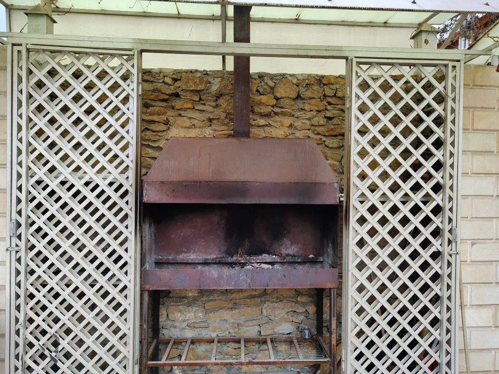 Частный дом с беседкой