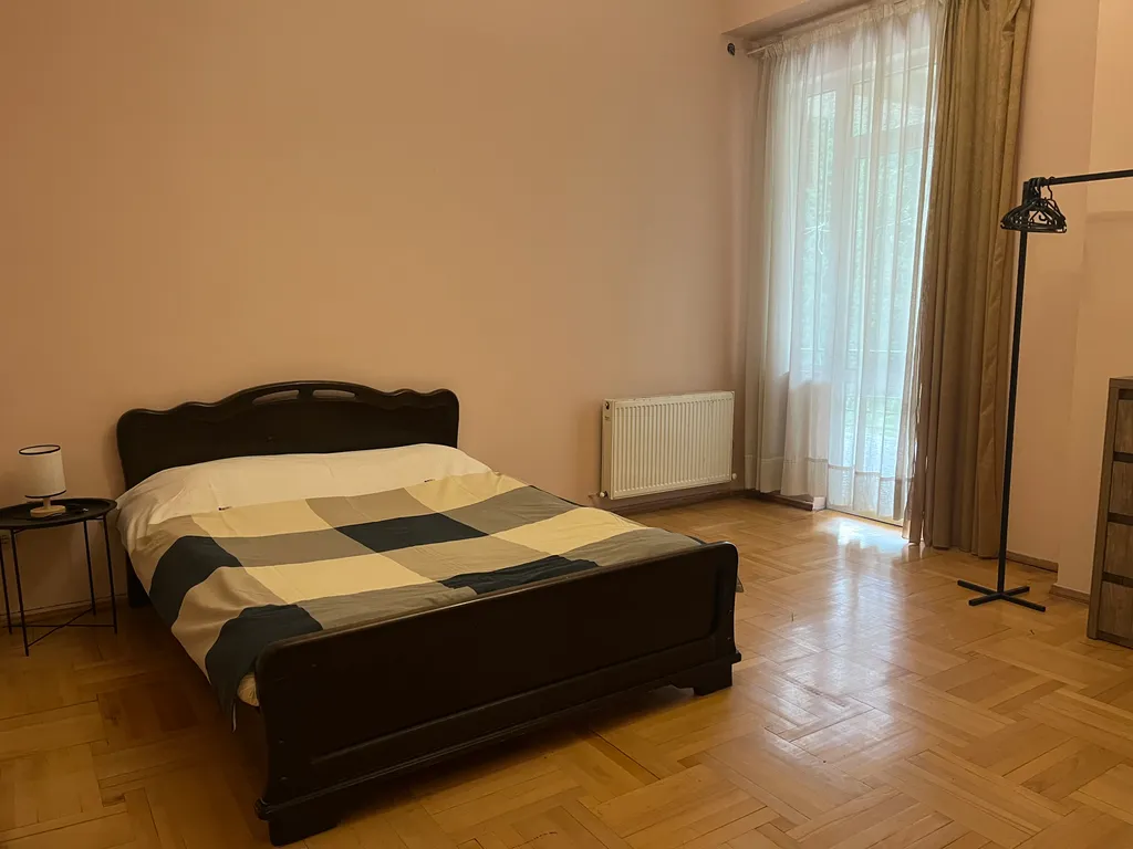 Трехкомнатная квартира с верандой в центре города