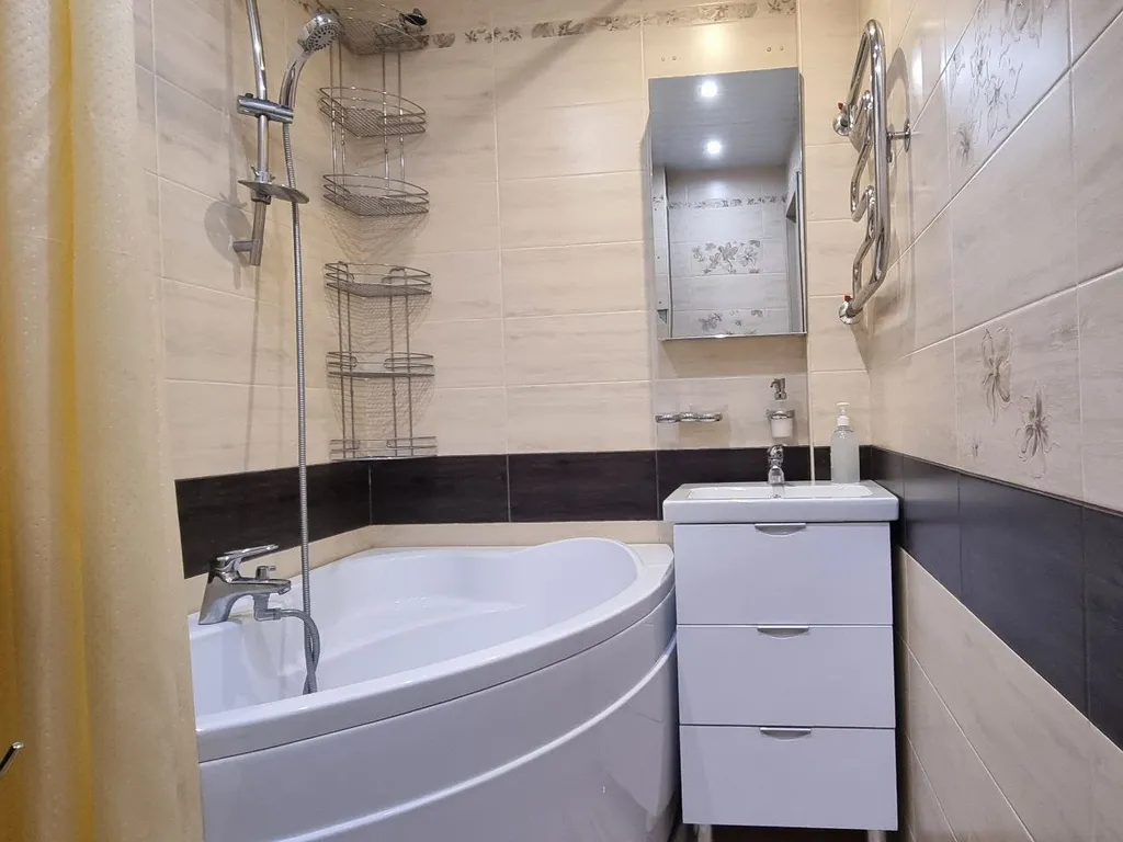 Евро трехкомнатная квартира возле Онкологического диспансера