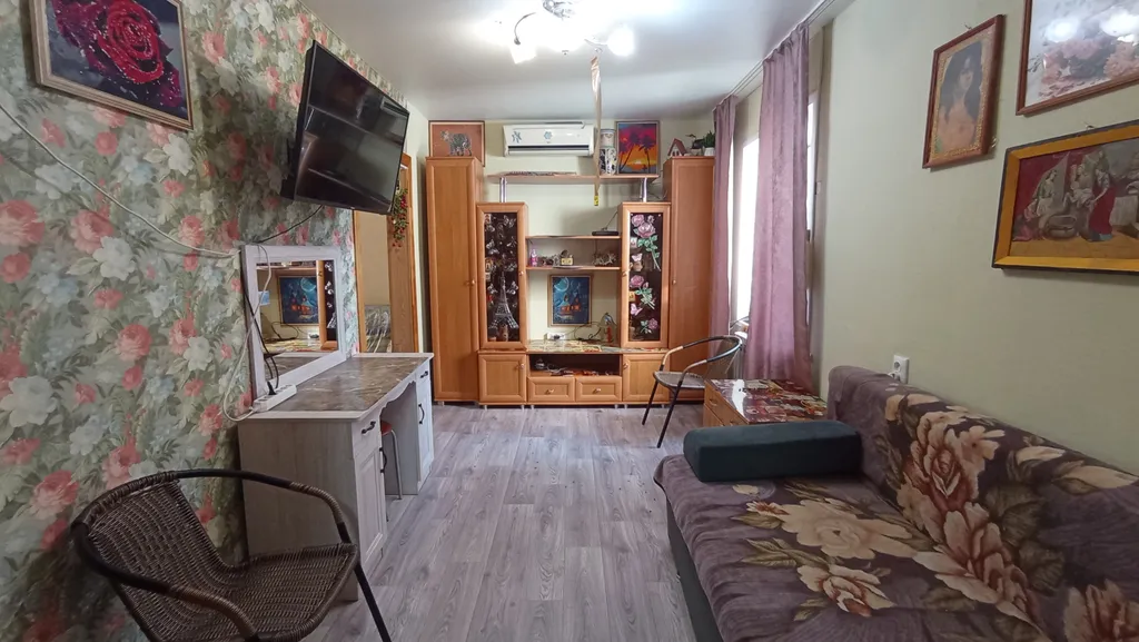 Дом вдоль аллеи