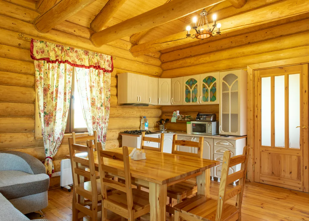 Дом рядом с озером