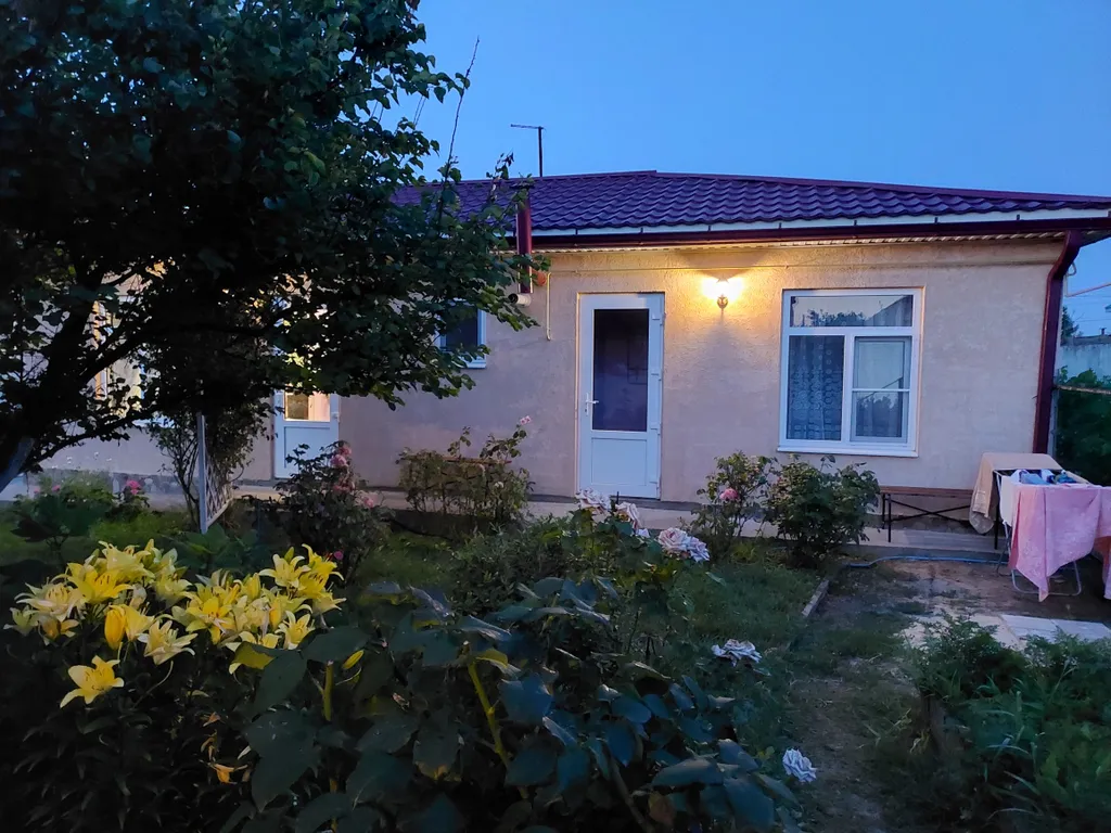 Уютный дом с видом на сад