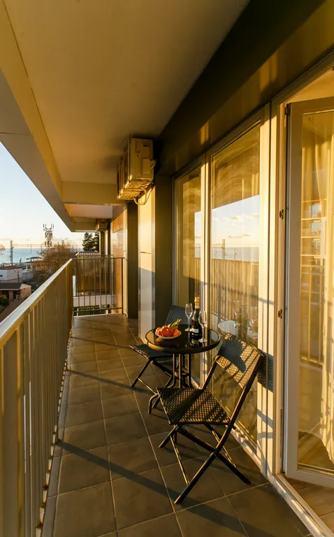 Просторный апартамент с балконами видом на море