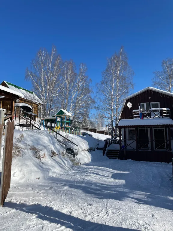 Дом с баней и детской площадкой, рядом лес и горы