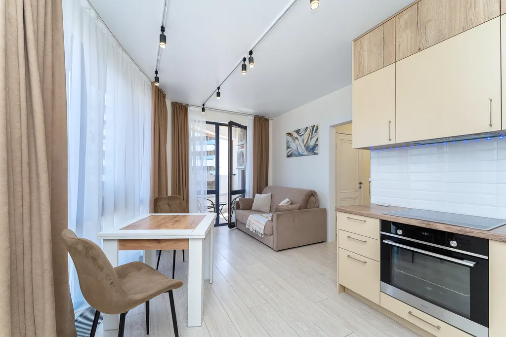 Трехкомнатная квартира у моря с балконом!