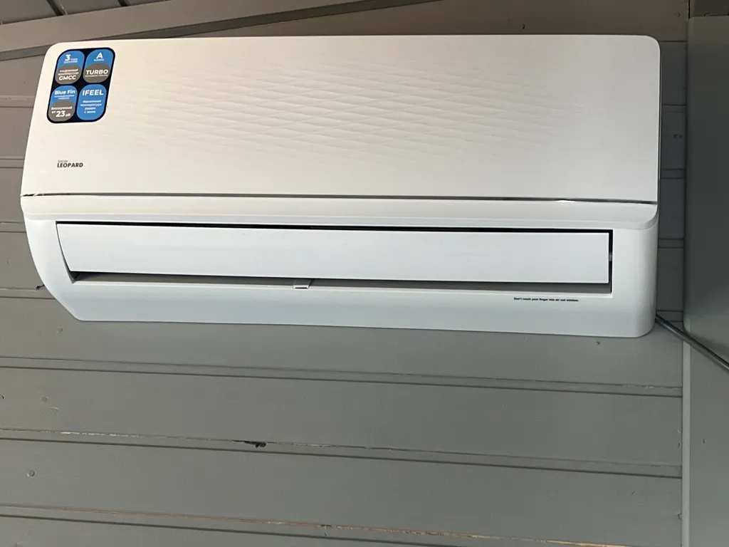 Новый уютный дом с отдельной территорией в центре города.