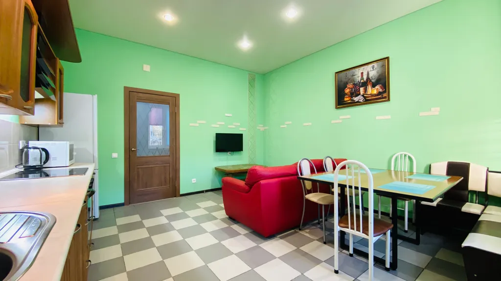 Просторная квартира с лоджией на площади Революции