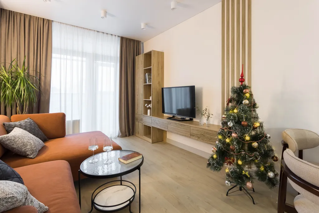 Современная трешка с видом на озеро и каминным залом