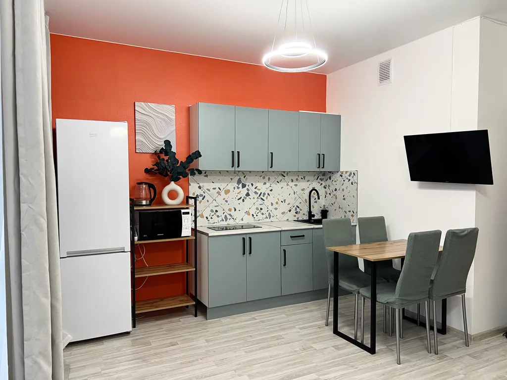 Просторная студия с лоджией и видом на город