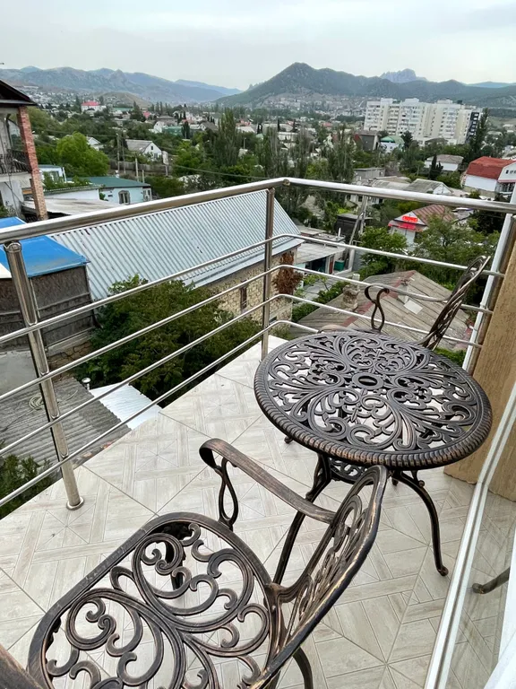 Четырёхместный номер люкс с балконом С видом на город и горы