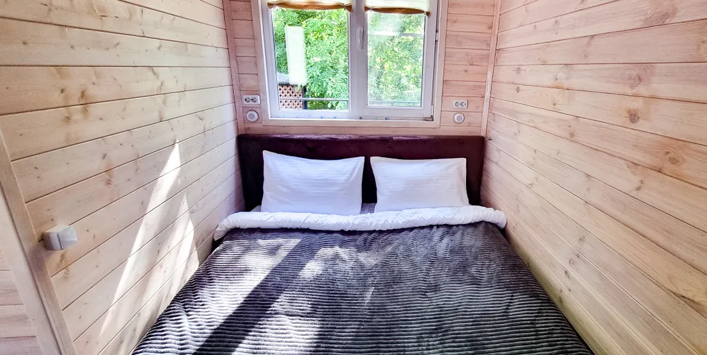 Уютный дом у реки с беседкой и верандой