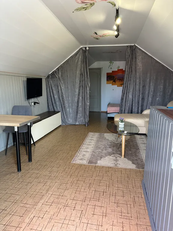 Уютная комната с видом на горы на побережье