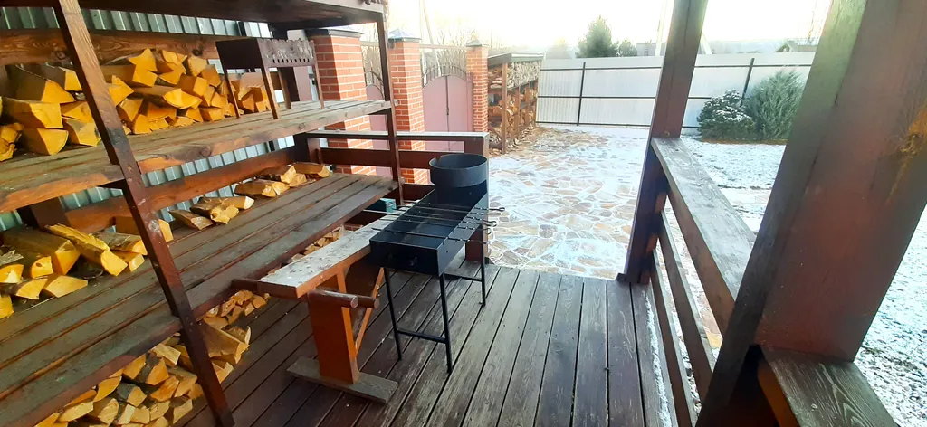 Большой деревянный коттедж рядом с озером и лесом