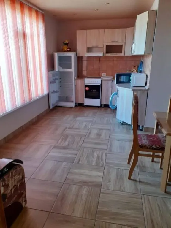 Уютный номер со светлой кухней и беседкой