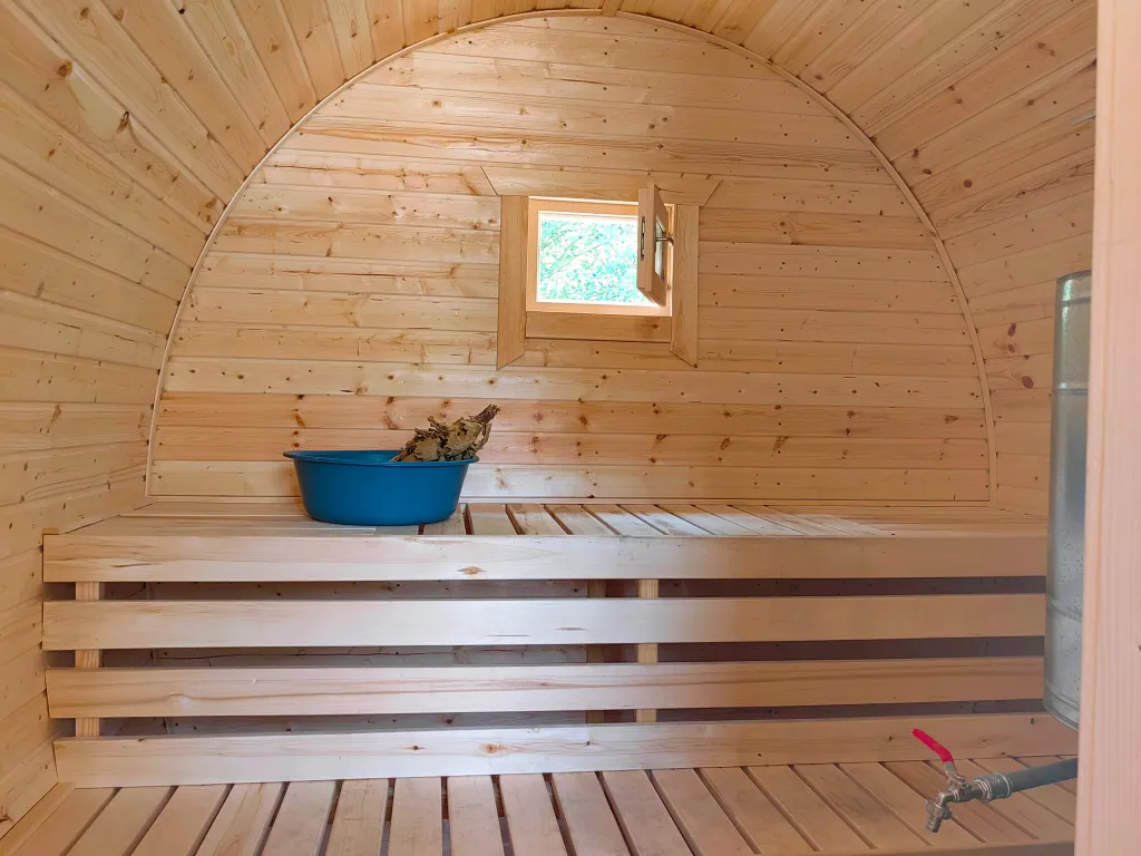 Уединенный домик возле леса