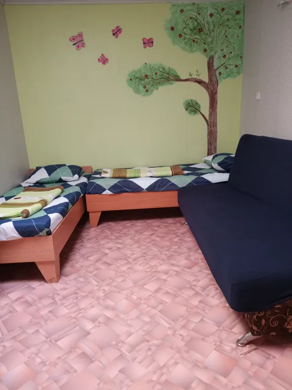 Домик с двориком на земле в шаговой доступности от моря