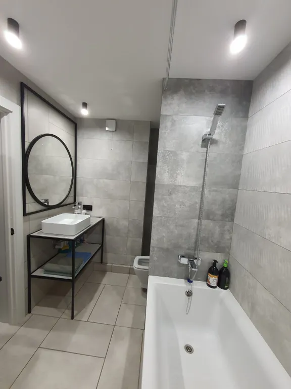 Новая квартира с гостиной и изолированной спальней в центре