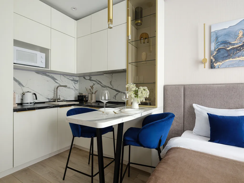 Дизайнерская студия с видом на сосны с закрытым двором