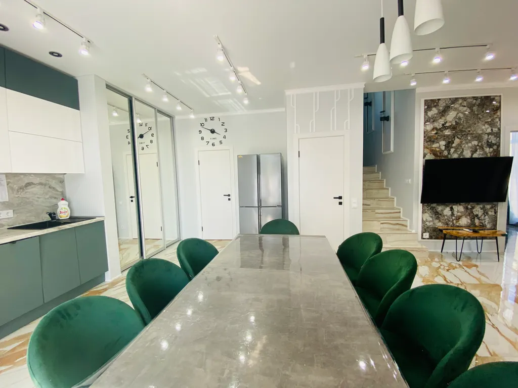 Трехэтажный коттедж с баней и бассейном