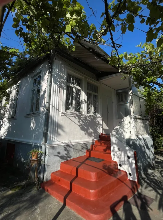 Коттедж 2-комнатный уютный дом с большим зеленым двором — Сухум