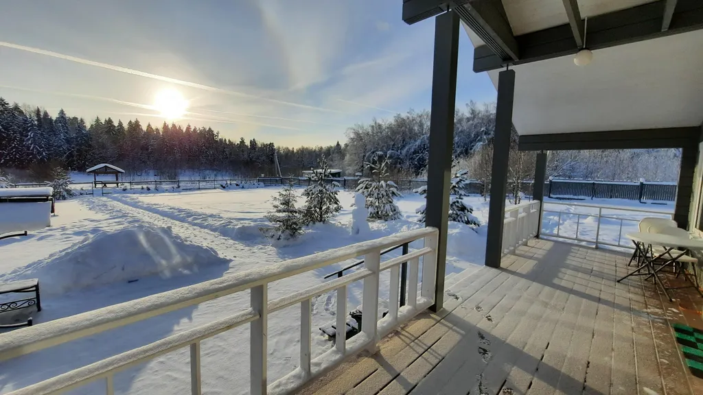 Дом на берегу озера у леса