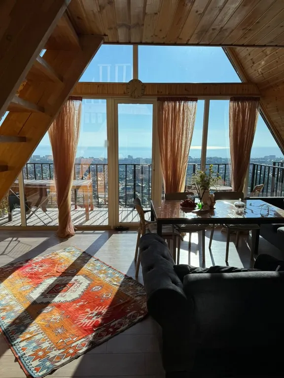 A-frame домик с панорамным видом на город