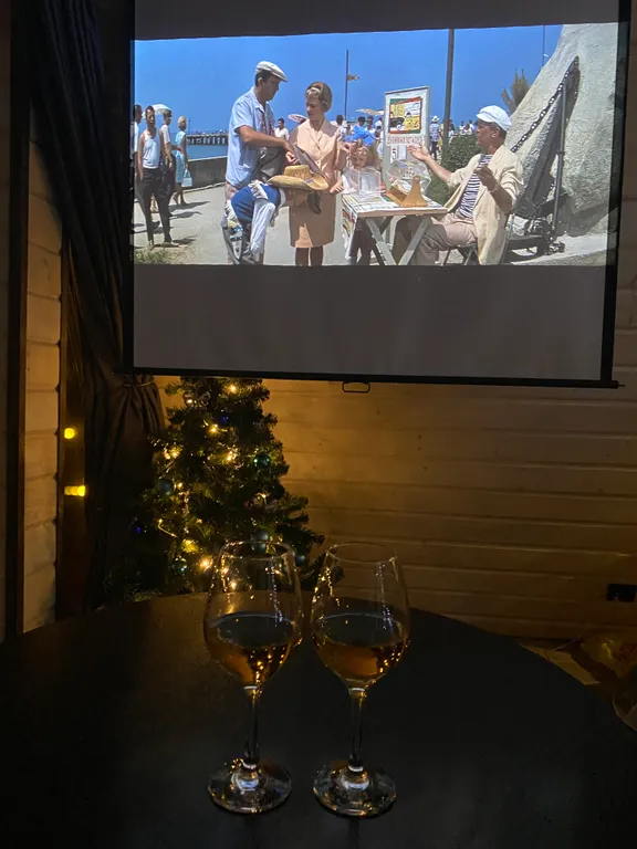 Стильный дом-шалаш с горячей купелью среди вековых сосен