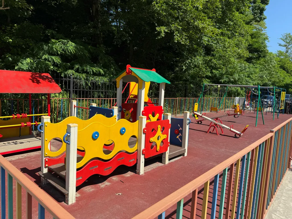 Апартаменты с бассейном недалеко от моря