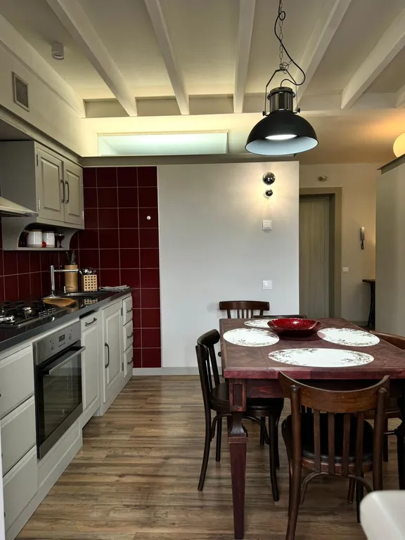 Двухуровневая квартира на набережной для большой компании