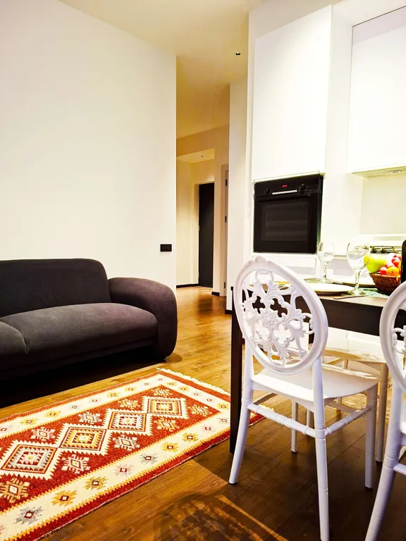 Трёхкомнатная квартира в центре Тбилиси с балконом, вид во двор